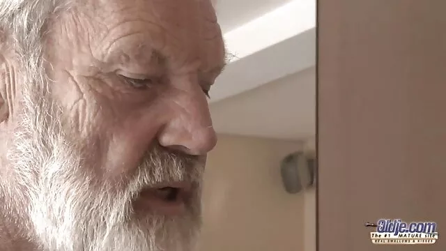 Jock one se prono rapport sexuel branle dans les vestiaires