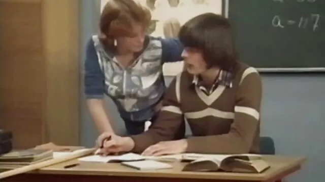 Milf in gold leggings prono rapport sexuel jerks off a dick unusually to a bald raven