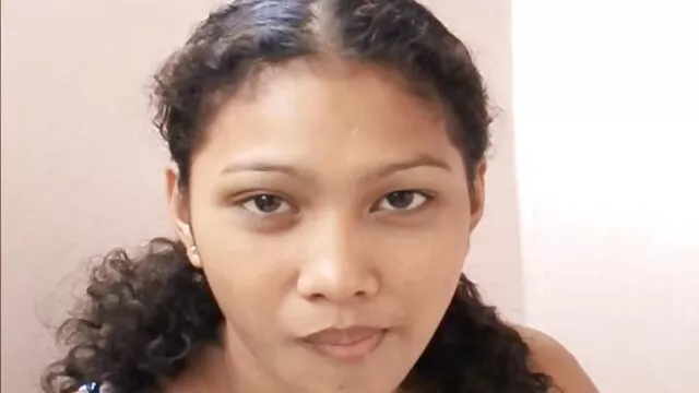 Naughty girl teases anal hole xxx rapport sexuel with a pink toy