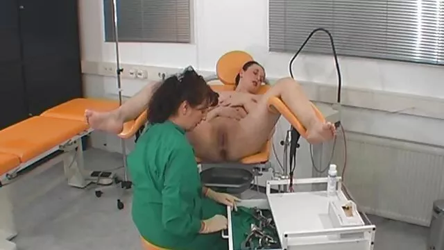 Slutty chubby punition sexuelle video pushes toy in wet pussy 1P