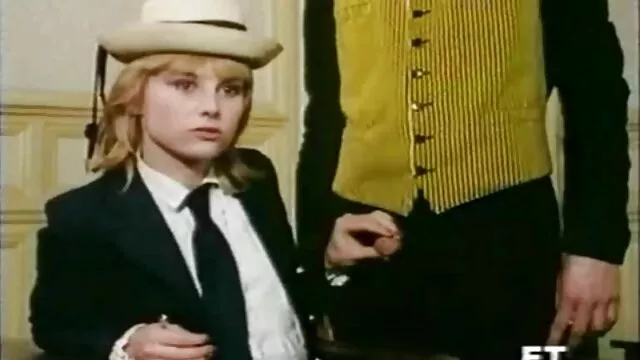 Fille se sites de films sexuels branlant sur la pelouse