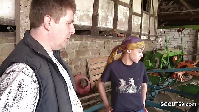 Mamie suce un mec pour des bonbons, regarde porno rapport sexuel