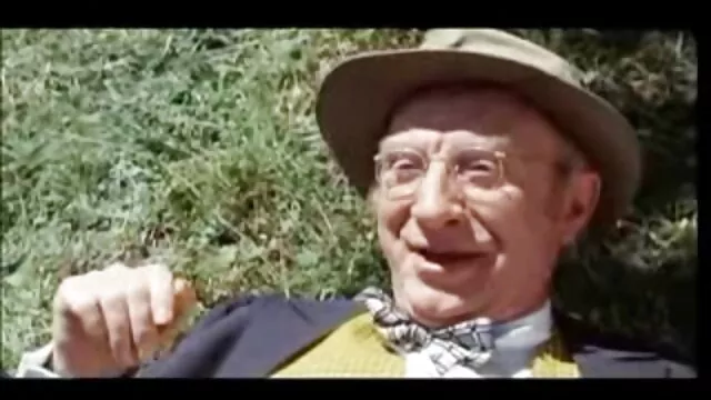 Tattooed unformal beauty, like all girls, viol sexuel porno like to receive flowers as a gift from men