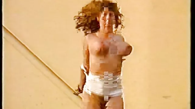 Phat ass blonde walks in a sexy outfit filming massage sexuel en video an interview