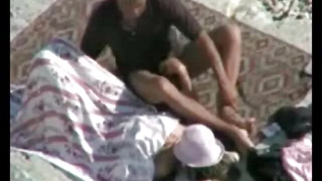 Poussin mature et une bite dure prono sexuel