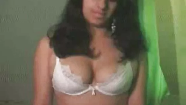 Naturally vidéos de porno sexuel breasted Euro slut enjoys sucking through a gap in the wall