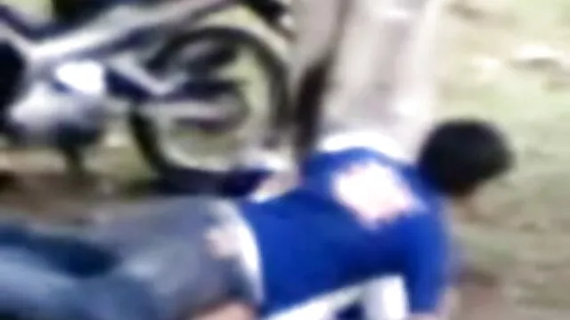 Elle enfonce son sexuel porno talon là-dedans.