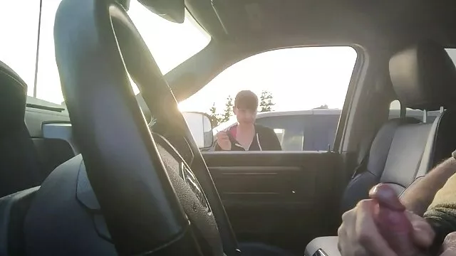 Le robot sexuelle porn mulâtre était frit sur le canapé