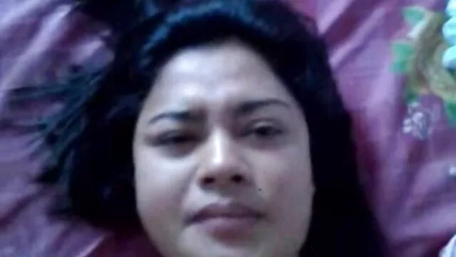 A beautiful rapport sexuel porno woman in sexy lingerie seduces a pumped-up guy to fuck