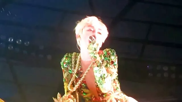 Des mecs mettent une bite entre sexuel porno les seins d'une blonde